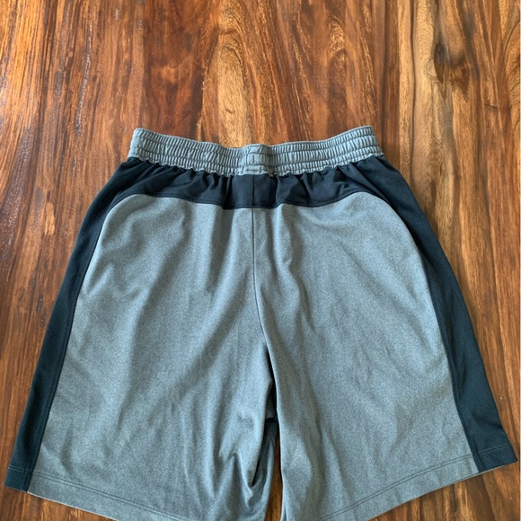 MENS MEDIUM FITTED UNDER ARMOUR SHORTS ATHLETIC FITNESS SPORTS WORKOUT HEATGEAR - Picture 3 of 7